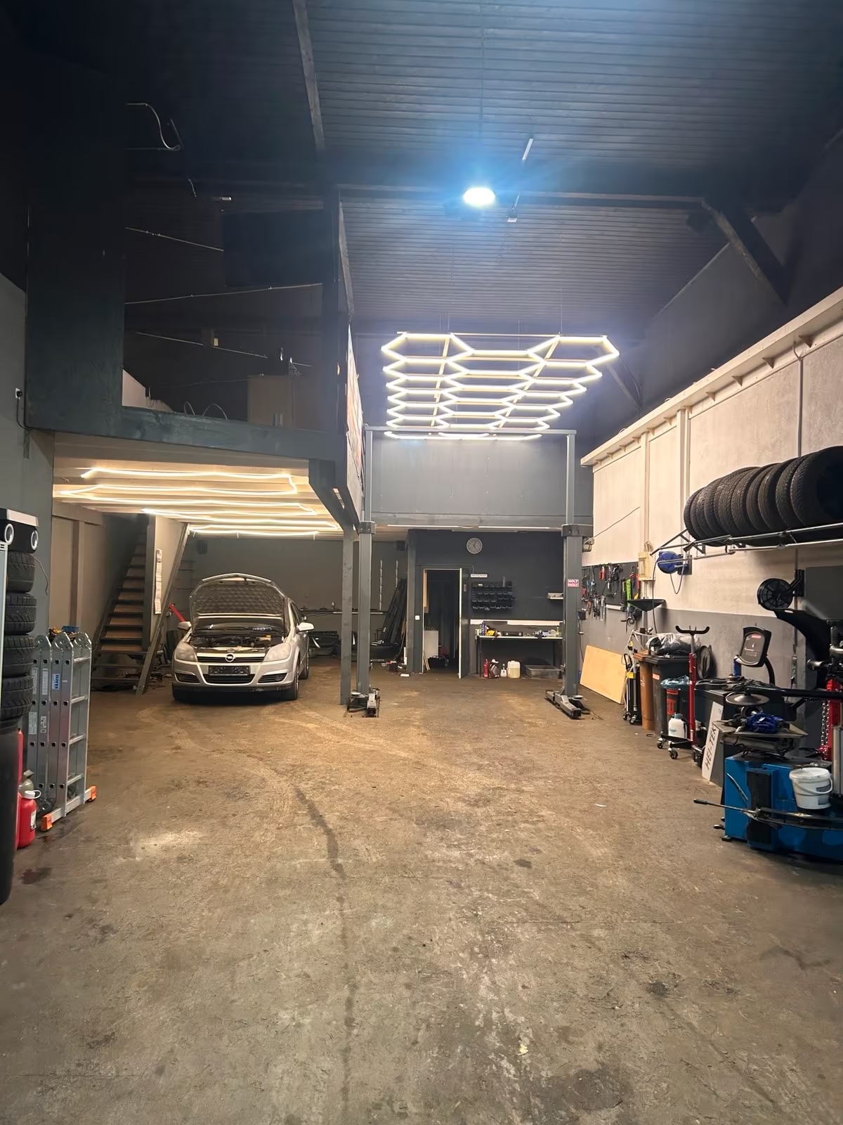 Halle der ReifenBalance Werkstatt in Memmingen mit Hebebühne und LED-Beleuchtung