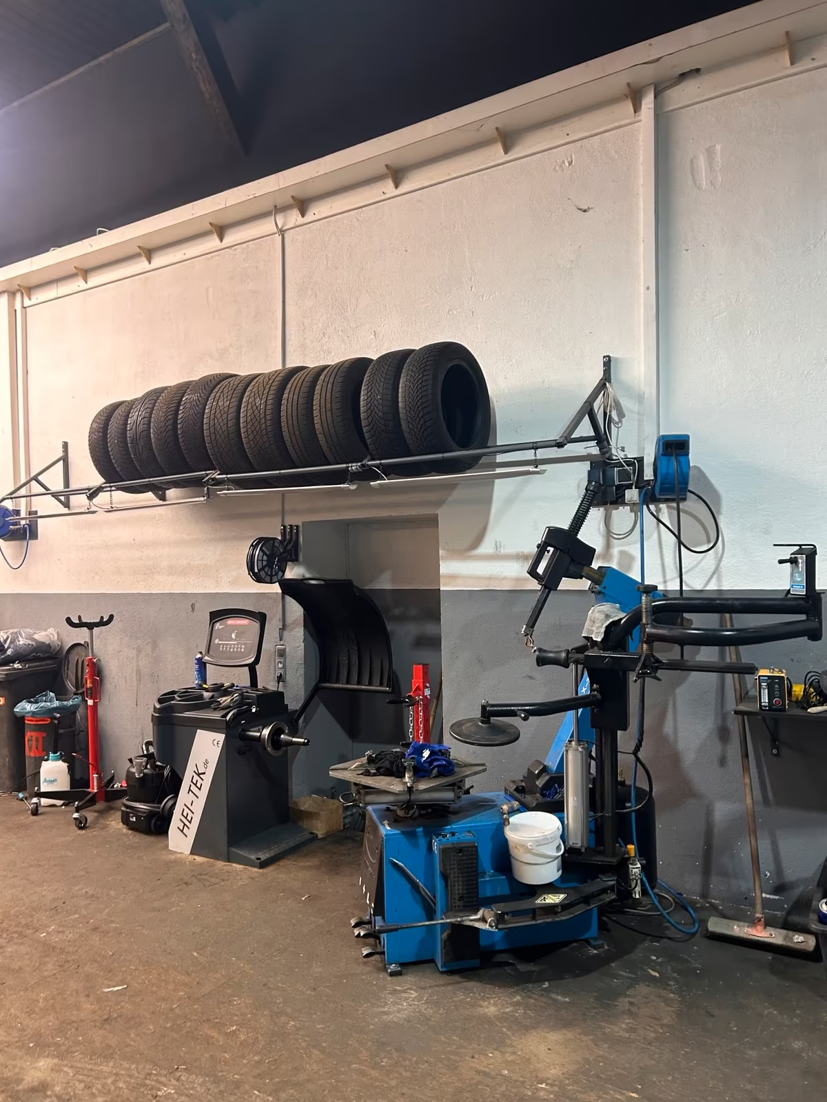 Reifenmontiermaschine und Auswuchtgerät für präzise Reifenarbeiten